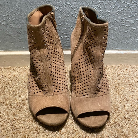 Audrey Brooke tan peep toe heeled booties size 6.5 - Picture 6 of 11